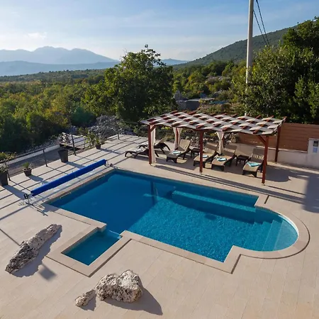 In * Nova Sela (Omis)